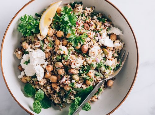 Proteinska salata od kvinoje, slanutka i povrća