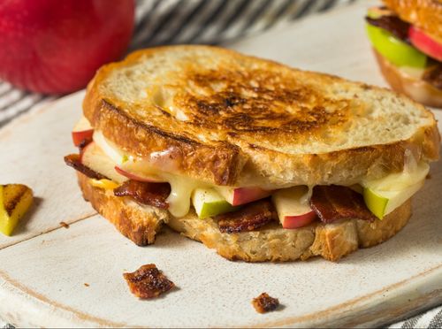 Topli sendvič sa sirom, špekom i jabukom