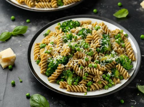 Tjestenina s brokulom, graškom i prženim pinjolima