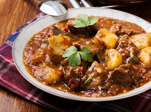 Gulaš od mesa i krumpira sjajna je ideja za hladnije vrijeme