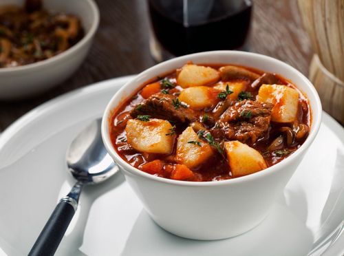 Goveđi gulaš s mrkvom i krumpirom