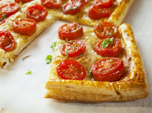 Pita od lisnatog tijesta sa sirom i rajčicama