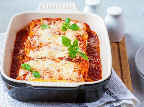 Manicotti punjeni sirom u umaku od rajčice