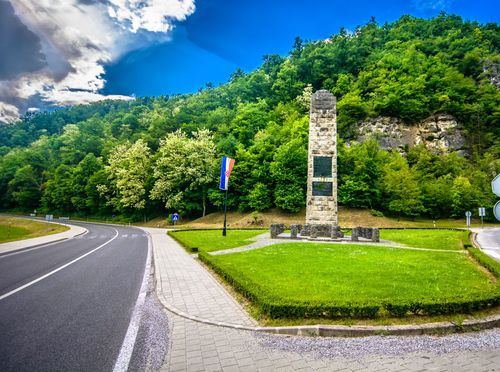 Spomenik hrvatskoj himni - 1