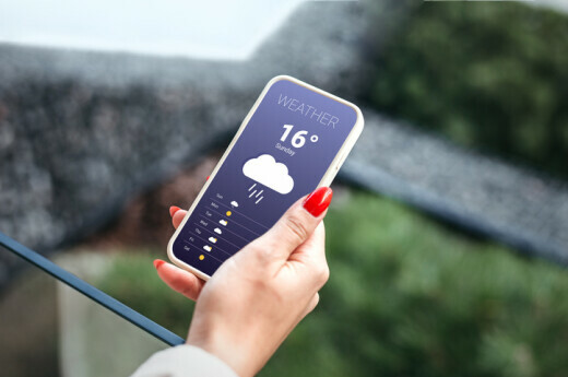 Žena provjerava vremensku prognozu na mobilnoj aplikaciji, ilustracija