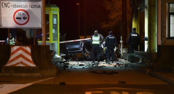 Vozač automobilom udario u beton kod naplatne kućice Goričan - 4