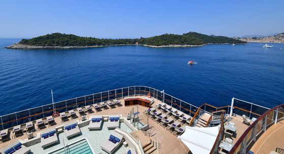 Kruzer ispred Dubrovnika