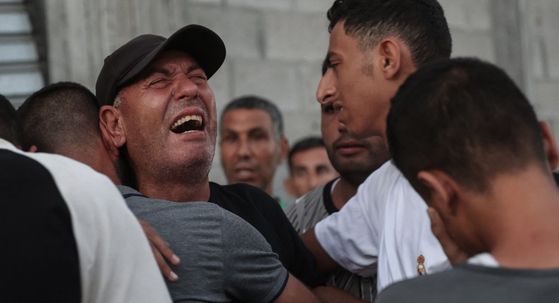 Palestinci nakon napada na školu u Gazi