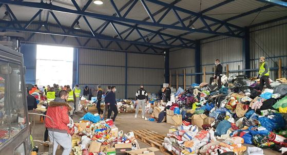 Donacije za Sisak i Petrinju u skladištu Amazona