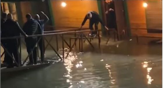 Potonula splav na Dunavu