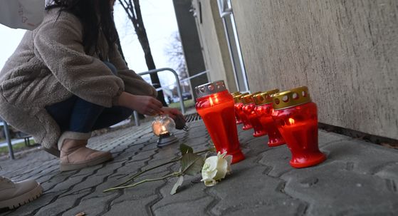 Građani zapalili svijeće ispred OŠ Prečko