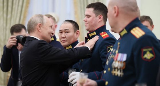 Vladimir Putin s odlikovanim vojnicima