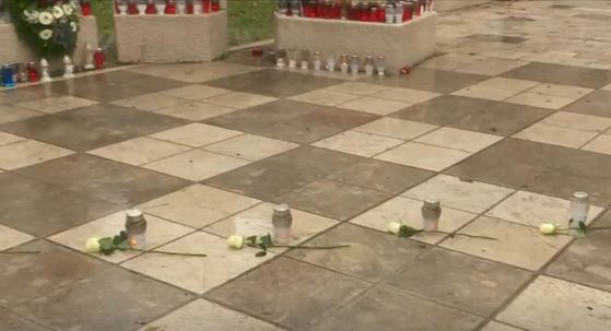 Ruže postavljene u spomen osmero mladih iz Posušja
