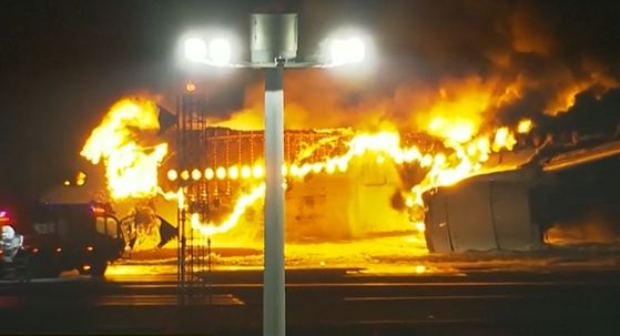 Na aerodromu u Tokiju se zapalio avion
