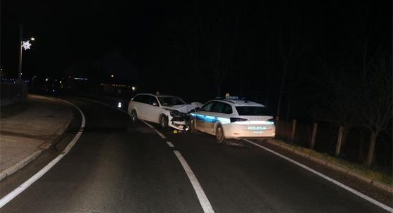 Pijan vozač izazvao frontalni sudar s automobilom policije.