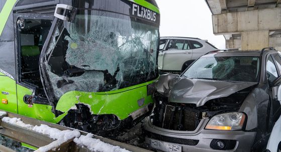 Prometna nesreća između automobila i busa