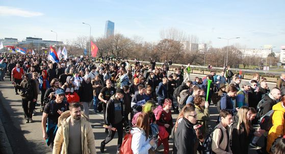 Studenti iz Beograda pješače prema Novom Sadu