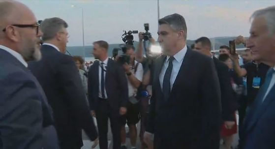 Predsjednik Milanović prišao premijeru Plenkoviću i rukovao se s njim - 2