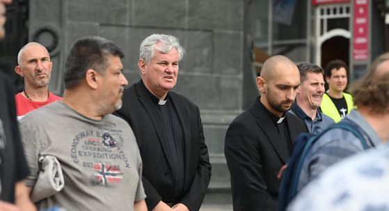 Molitelji na Trgu bana Jelačića - 1