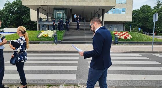 Tomislav Tomašević pred zgradom Poglavarstva koju pretražuje policija zbog prijetnje bombom