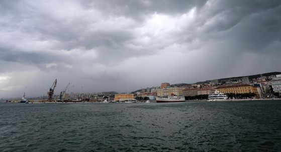 Olujni oblaci nad Rijekom - 1