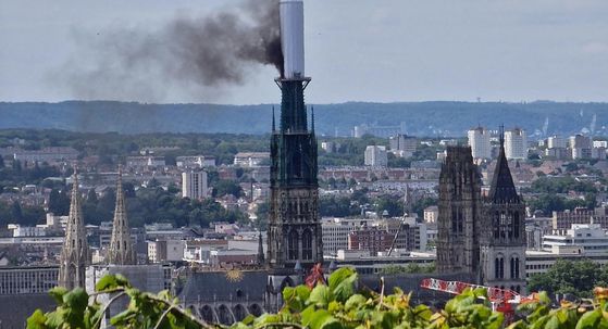 Gori toranj katedrale u francuskom Rouenu
