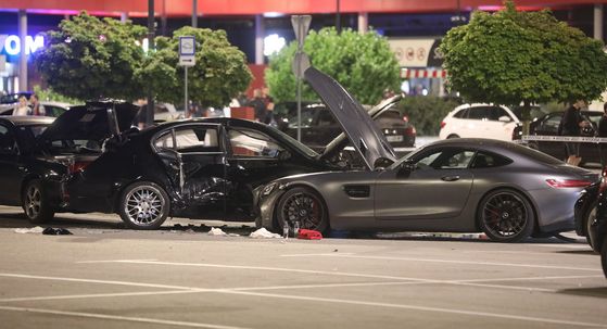 Vozač Mercedesa divljao po parkiralištu i zabio se u skupinu ljudi - 29