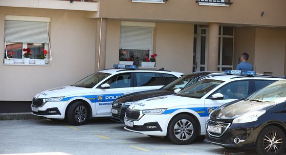 Policija ispred zgrade u Zaprešiću u kojem je počinjeno ubojstvo