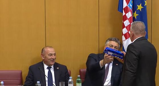 Miro Bulj opet darivao Andreja Plenkovića - 3