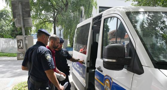Privođenje osumnjičenog za ubojstvo majke i oca