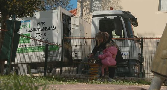 Pretovar otpada uz igralište - 2