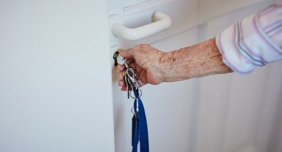Nepoznata žena prevarila 75-godišnjakinju i iz torbice joj ukrala nekoliko tisuća eura
