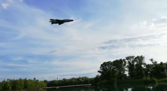 MiG-21 HRZ-a u brišućem letu iznad jarunskog jezera (Screenshot: Dnevnik.hr)