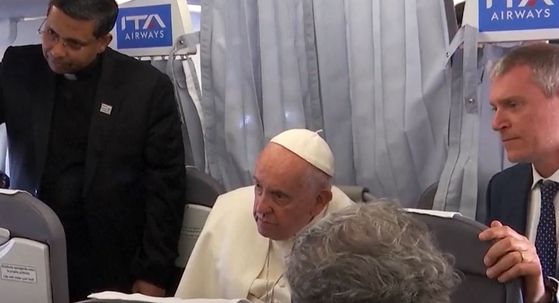 Papa Franjo u avionu