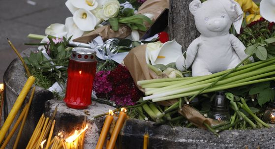 Građani se okupljaju ispred škole i pale svijeće za učenike i zaštitara