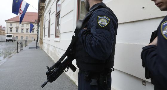 Duge cijevi ispred Banskih dvora - 4