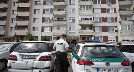 Slovačka policija ispred zgrade u kojoj živi osumnjičenik za napad na premijera Roberta Fica