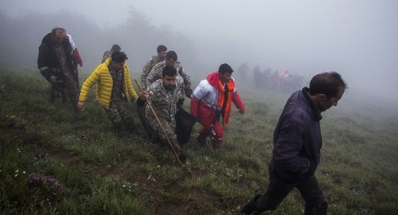 Izvlačenje tijela poginulih u Iranu - 1