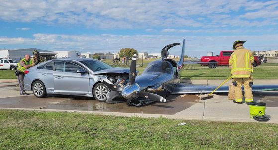 Avion izletio s piste i zabio se u automobil - 1