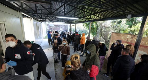 Redovi za testiranje na hripavac ispred HZJZ-a - 1