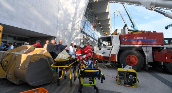 Spašavanje zarobljenih pod srušenom nadstrešnicom u Novom Sadu - 1