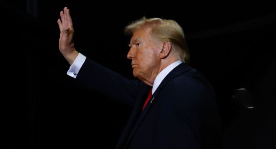 Američki predsjednik Donald Trump i lice natopljeno puderom
