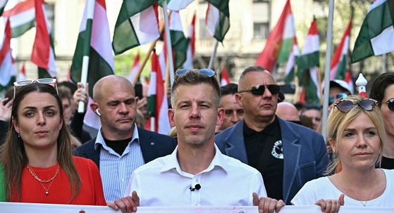 Peter Magyar i Evelnin Vogel (lijevo)