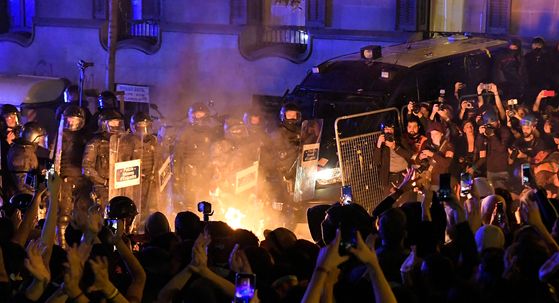 Sukobi na ulicama Barcelone (Foto: AFP)