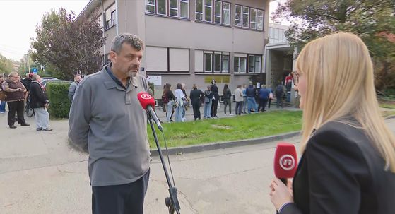 Reporterka Martina Bolšec Oblak i sugovornik