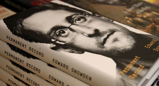 Knjiga Edwarda Snowdena (Foto: AFP)