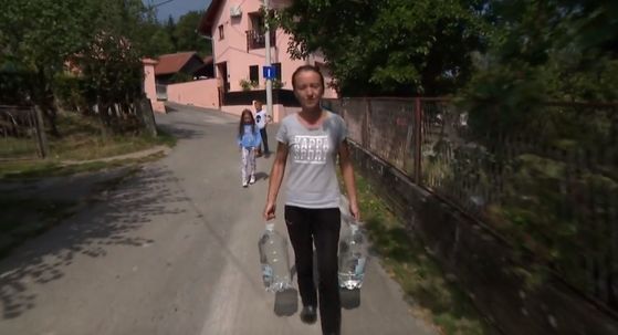 Melita Budak iz Dankovca po vodu ide na hidrant - 3