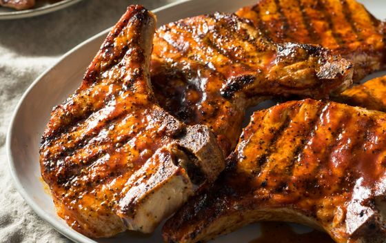 Svinjske kotlete ispecite na roštilju ili gril tavi