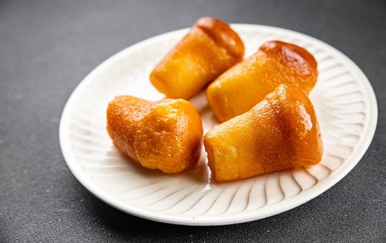 Francuske kolače rum baba možete prekriti i čokoladnom glazurom