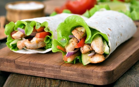 Sendvič od piletine i povrća u tortilji